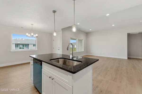 $407,850 | 1607 Castlewood Court, Unit PHASE 11 LOT 299) SPEC, Grandview, WA 98930