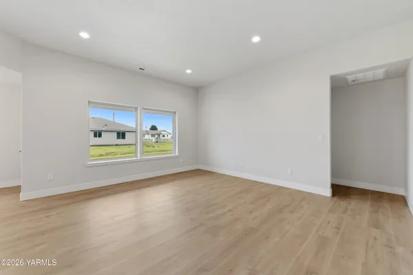 $407,850 | 1607 Castlewood Court, Unit PHASE 11 LOT 299) SPEC, Grandview, WA 98930