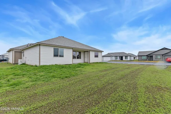$407,850 | 1607 Castlewood Court, Unit PHASE 11 LOT 299) SPEC, Grandview, WA 98930