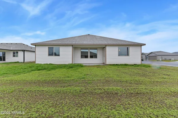 $407,850 | 1607 Castlewood Court, Unit PHASE 11 LOT 299) SPEC, Grandview, WA 98930