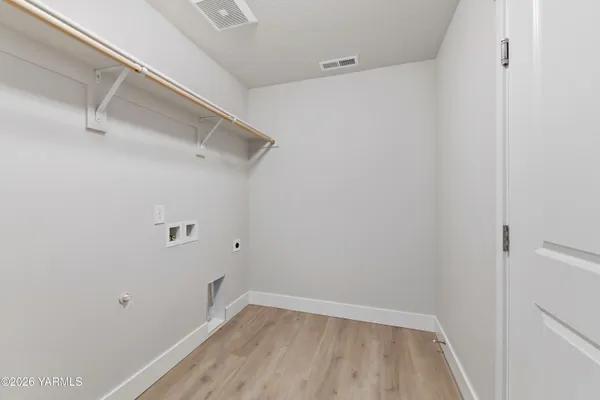 $407,850 | 1607 Castlewood Court, Unit PHASE 11 LOT 299) SPEC, Grandview, WA 98930