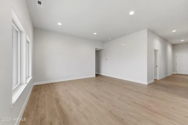 $407,850 | 1607 Castlewood Court, Unit PHASE 11 LOT 299) SPEC, Grandview, WA 98930