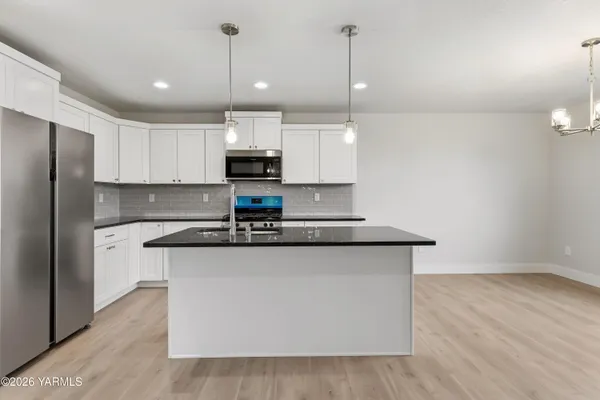 $407,850 | 1607 Castlewood Court, Unit PHASE 11 LOT 299) SPEC, Grandview, WA 98930