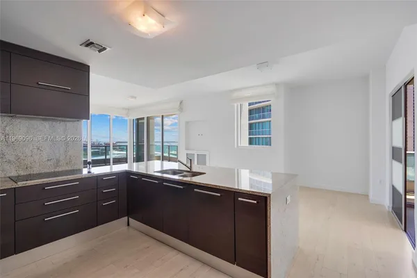 $7,500 | 900 Biscayne Boulevard, Unit 2401, Miami, FL 33132