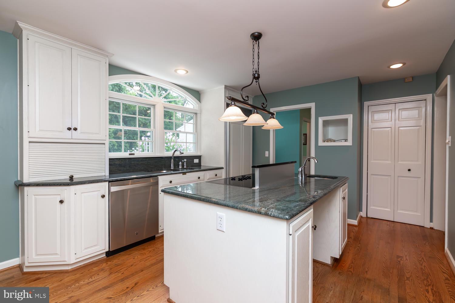 260 Buttonwood Road Landenberg, PA 19350 - Photo 9 of 44 Kitchen has granite counter tops!