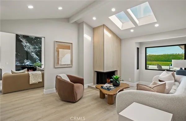 $3,550,000 | 10 White Water Drive, Corona del Mar, CA 92625