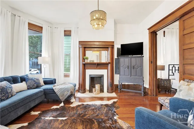 $3,800 | 118 West Waldburg Street, Savannah, GA 31401