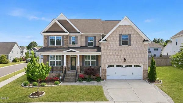 a view of a yard in front of house