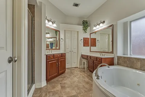 $750,000 | 11 East French Oaks Circle, The Woodlands, TX 77382