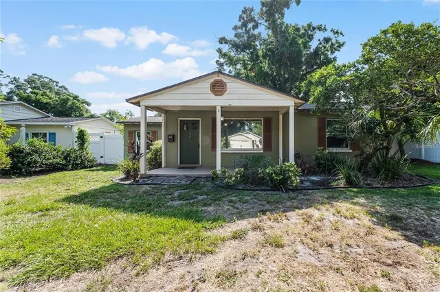 a view of a house with yard and plants