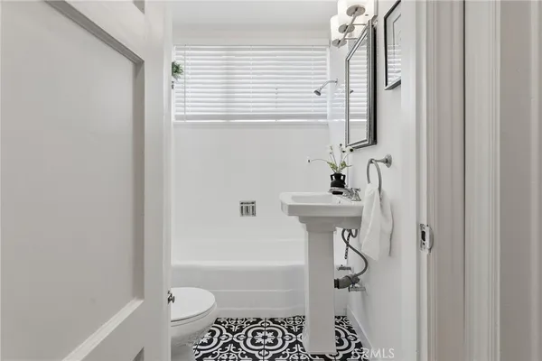 $1,159,000 | 14335 West Magnolia Boulevard, Sherman Oaks, CA 91423