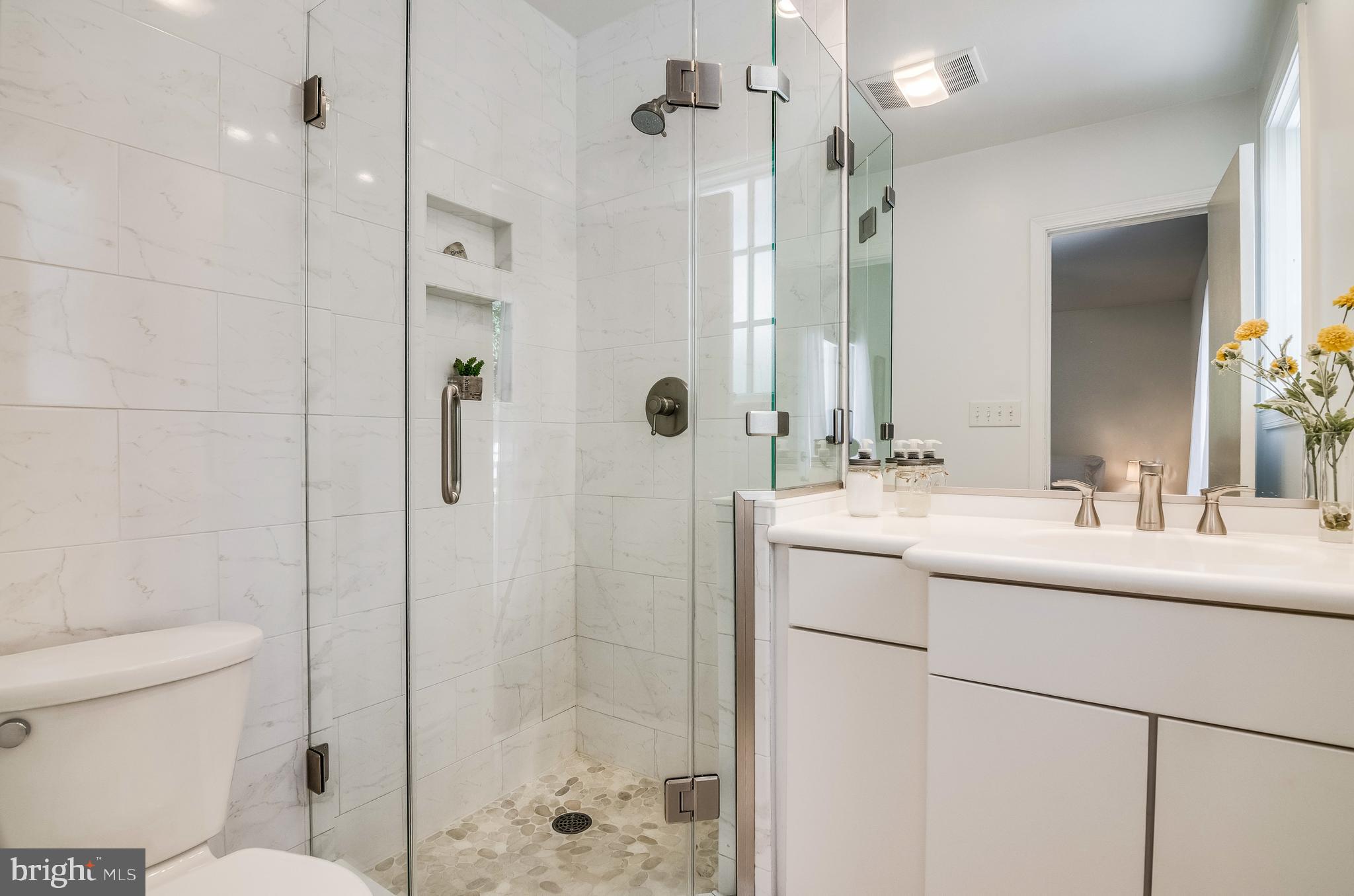 14212 Lewisdale Road Clarksburg, MD 20871 - Photo 16 of 43 Master bathroom