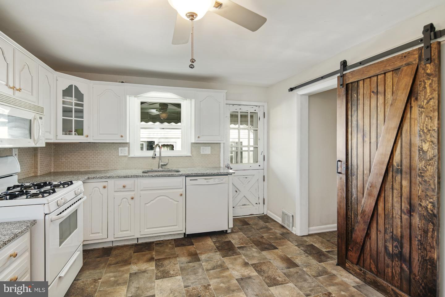 921 Thornton Road Boothwyn, PA 19061 - Photo 5 of 27