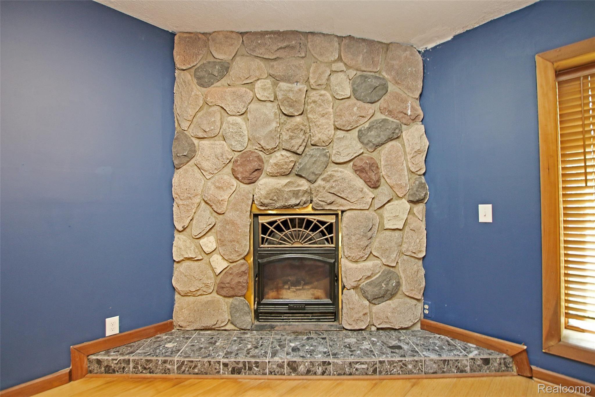 310 North Van Road Holly, MI 48442 - Photo 21 of 75 20) Family Room Fireplace.jpg