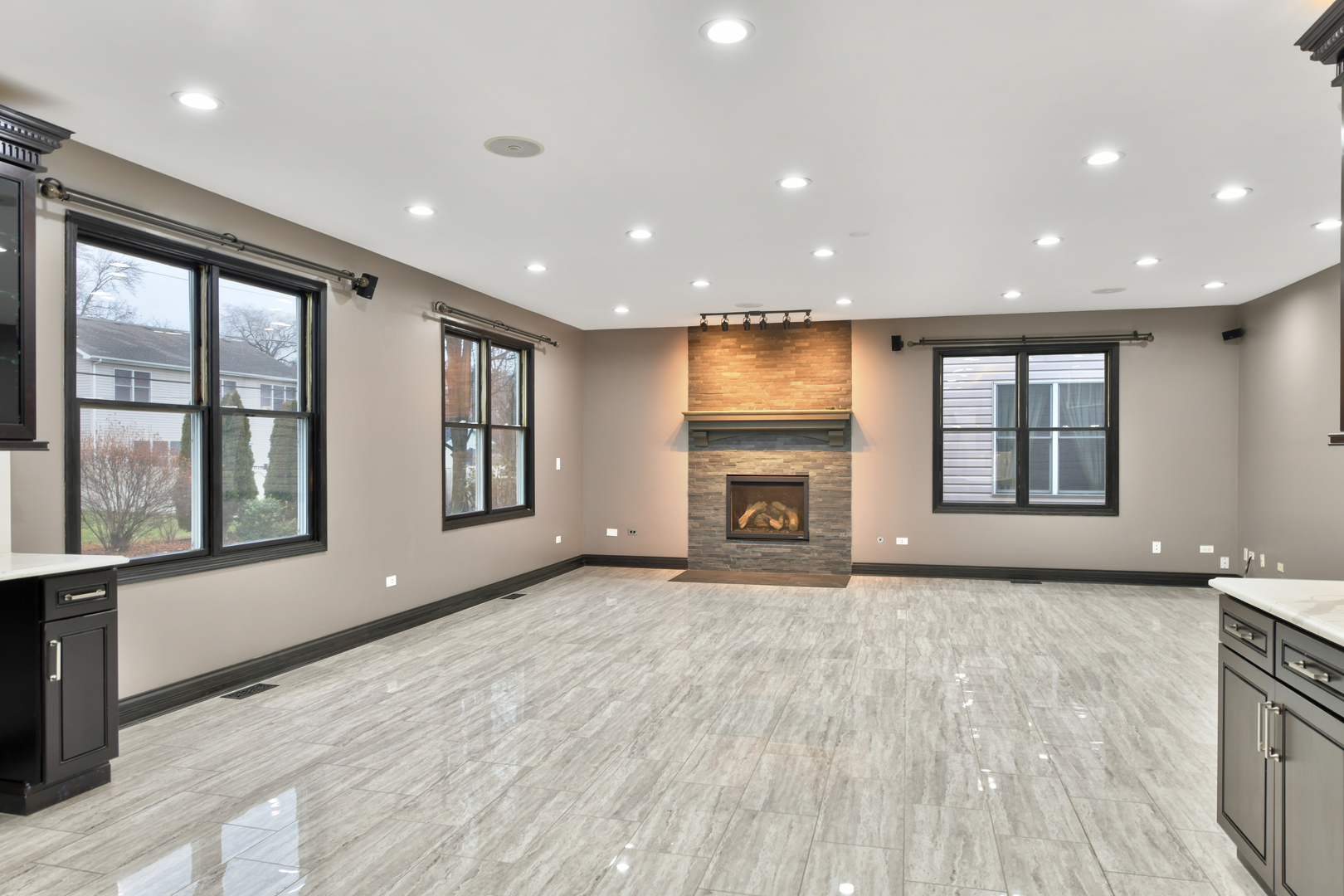 972 Red Oak Street Addison, IL 60101 - Photo 3 of 41 Gallery Image 3