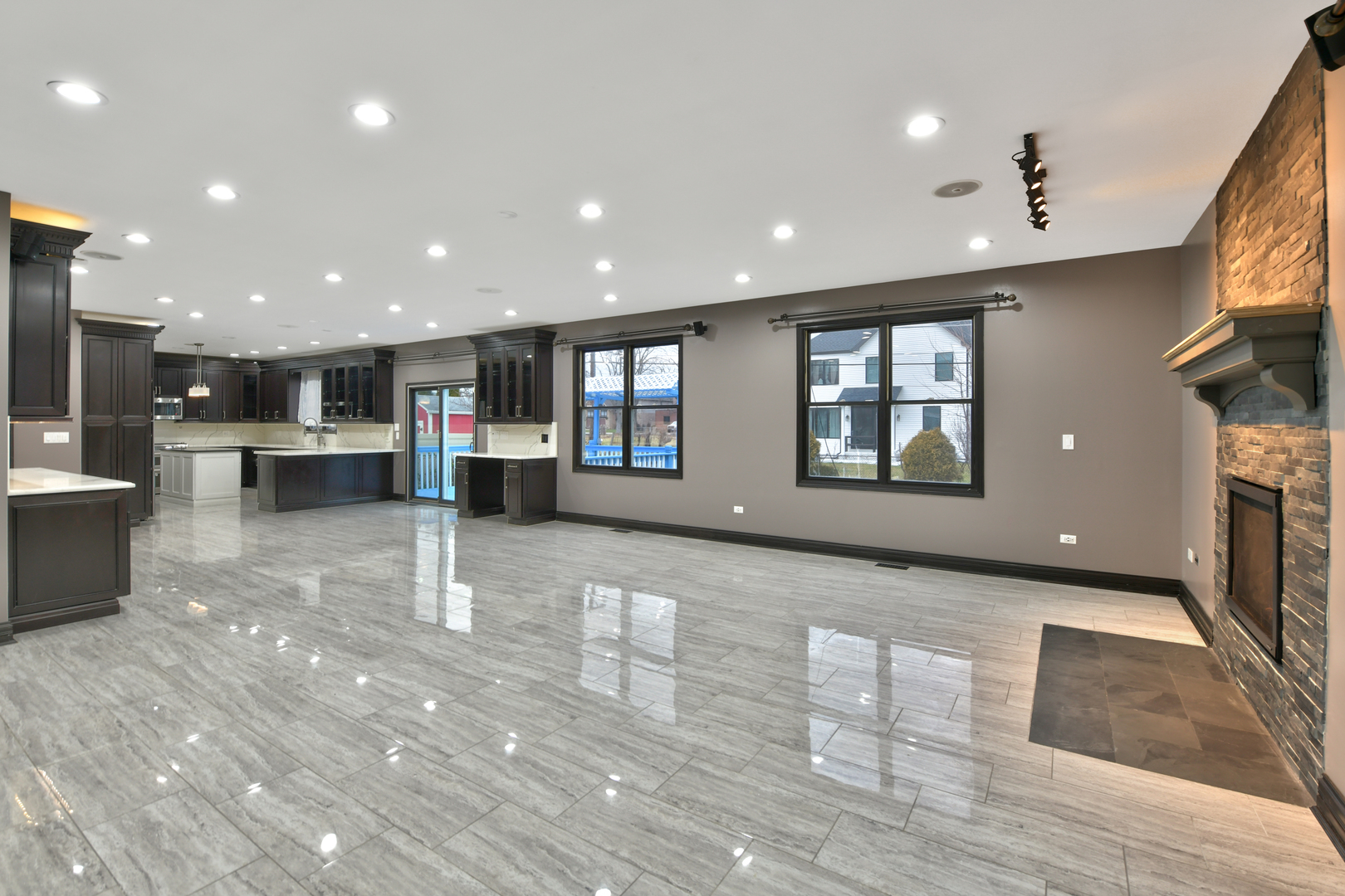 972 Red Oak Street Addison, IL 60101 - Photo 5 of 41 Gallery Image 5