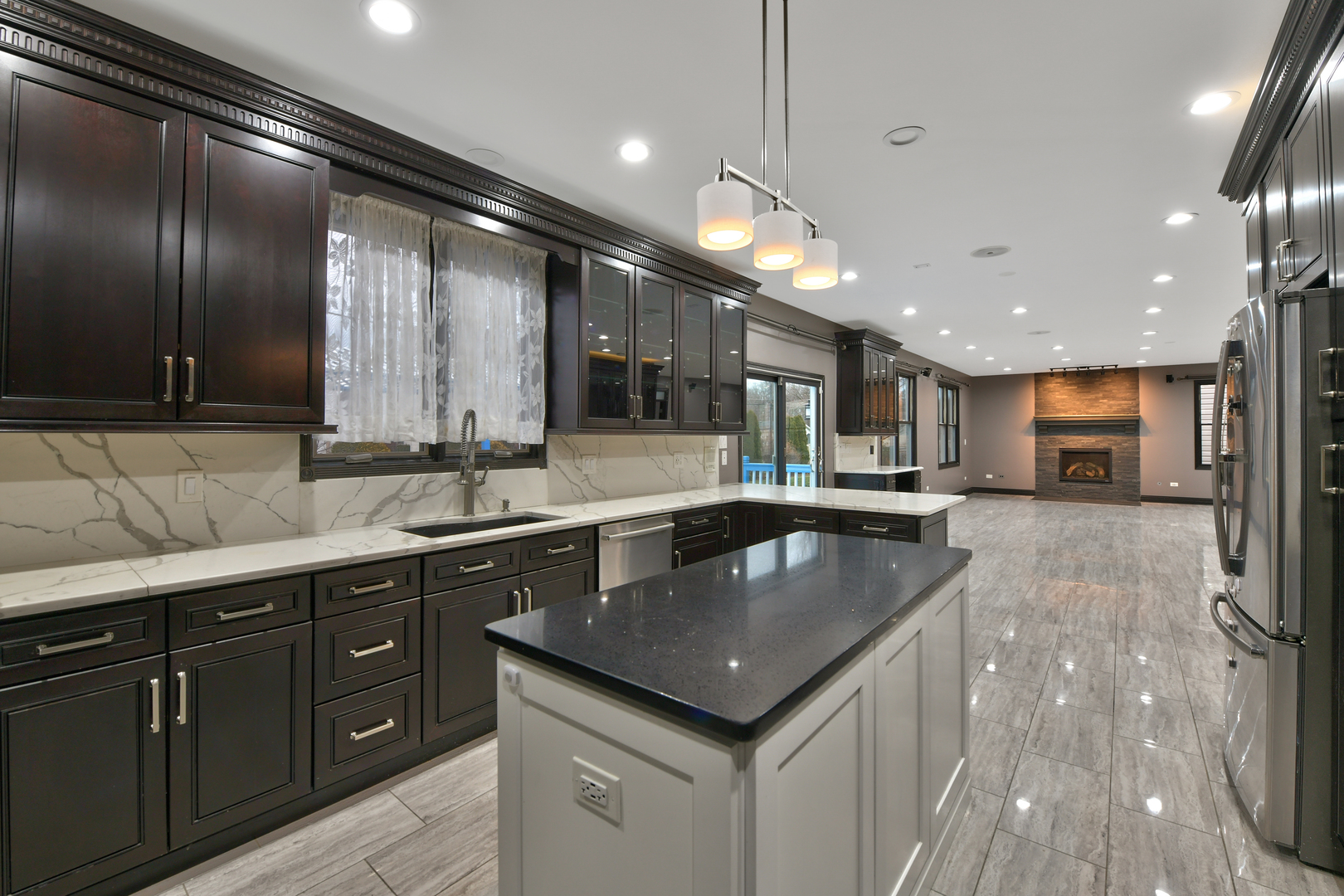972 Red Oak Street Addison, IL 60101 - Photo 8 of 41 Gallery Image 8