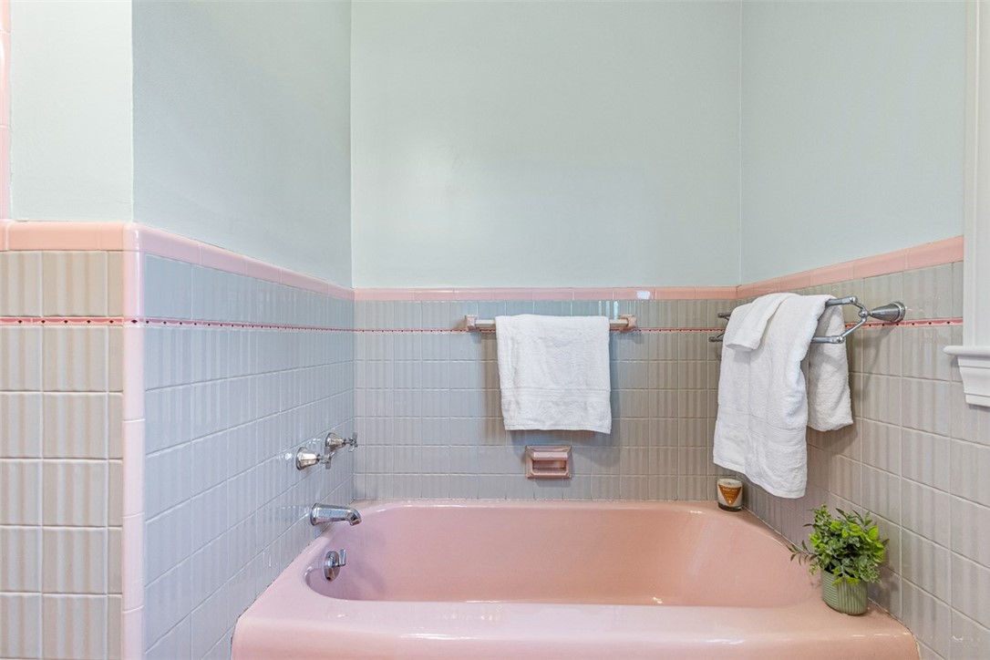 71 Primrose Hill Road Barrington, RI 02806 - Photo 32 of 49 Large tub