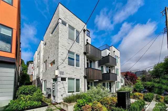 $679,000 | 1525 C 17th Avenue South, Seattle, WA 98144