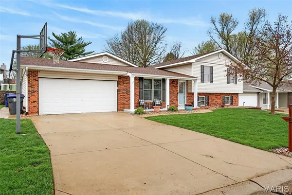 $399,900 | 28 Greenfield Drive, St. Peters, MO 63376