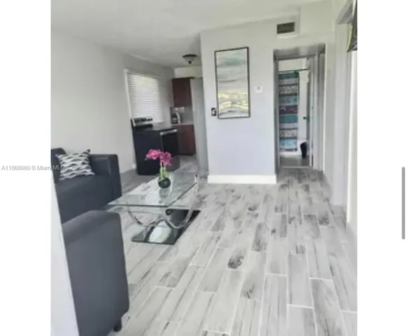 $1,895 | 715 Northwest 7th Avenue, Unit 15, Hallandale Beach, FL 33009