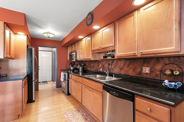 $425,000 | 7922 Sycamore Drive, Orland Park, IL 60462