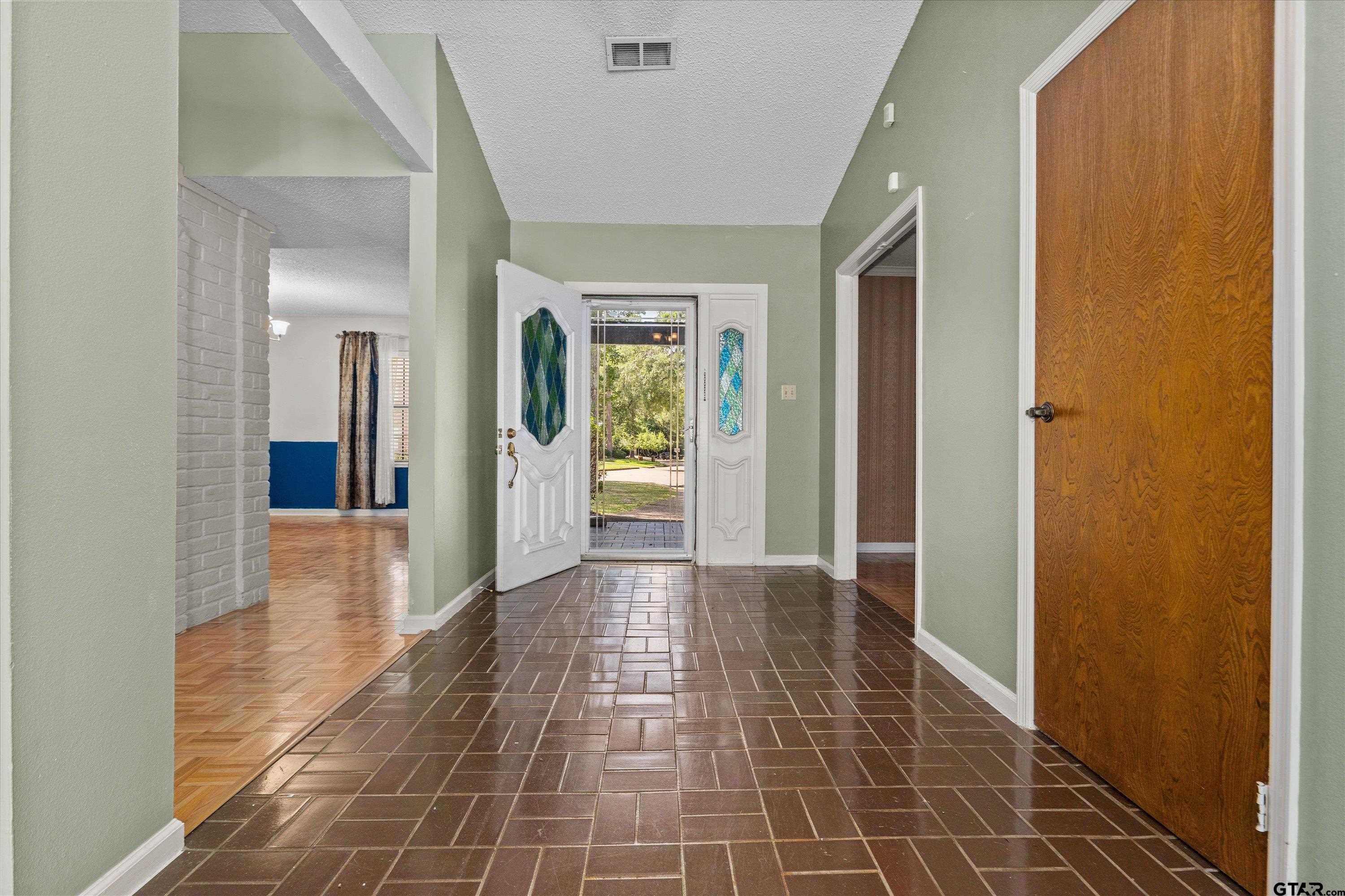 5820 Foxcroft Road Tyler, TX 75703 - Photo 4 of 39 Entry