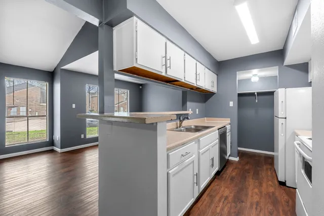 $1,300 | 7200 West T C Jester Boulevard, Unit 1003, Houston, TX 77088