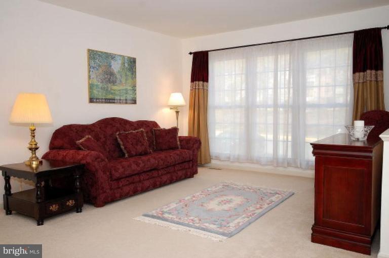 7213 Olde Lantern Way Springfield, VA 22152 - Photo 3 of 19 Living Room