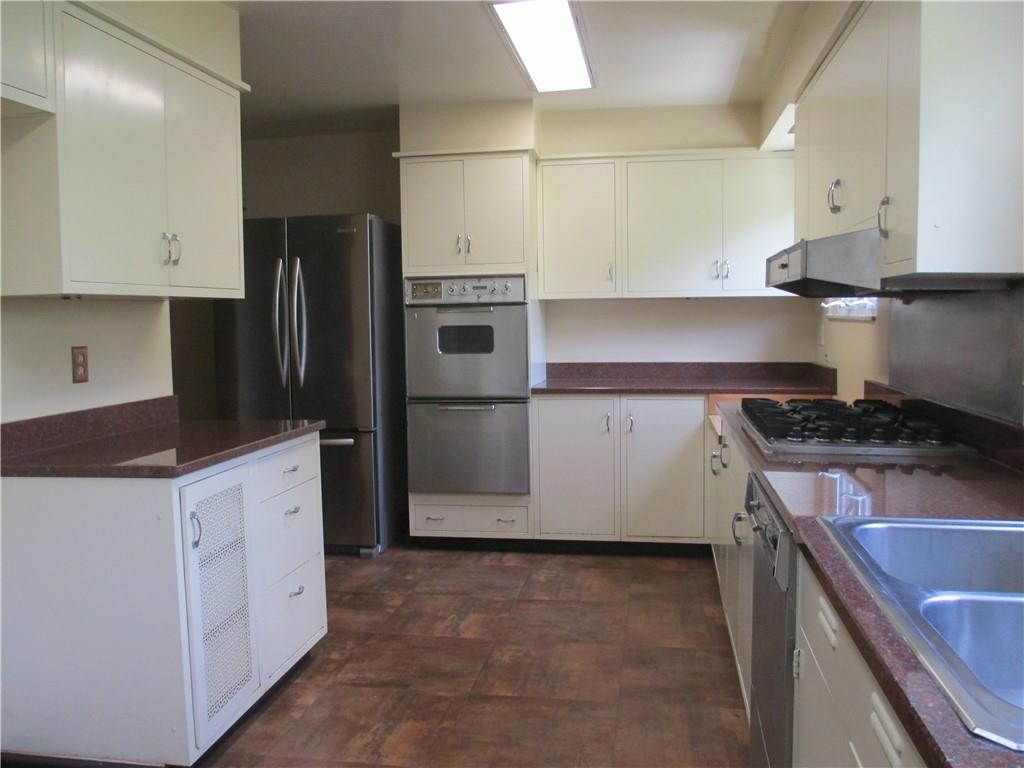 8 Holland Road Pittsburgh, PA 15235 - Photo 9 of 22 a kitchen with a stove a refrigerator and a sink