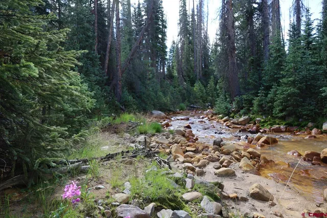 a view of a fountain in front of a building