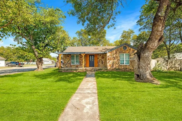 $2,400 | 322 Northeast 29th Street, Grand Prairie, TX 75050