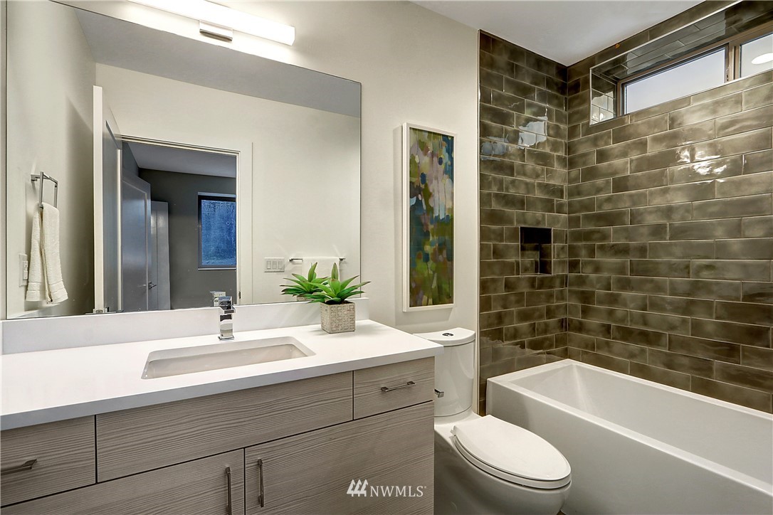 4325 Whitman Avenue North, Unit B Seattle, WA 98103 - Photo 2 of 16
