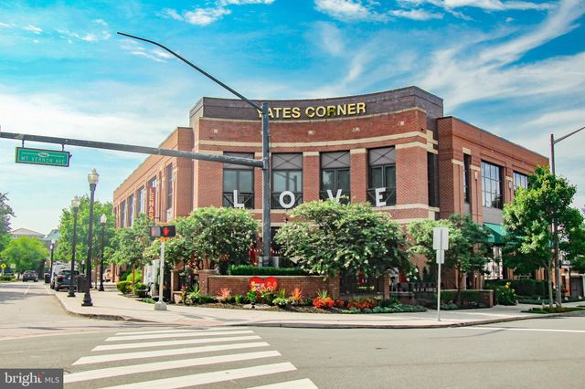 $925,000 | 2703 Russell Road, Alexandria, VA 22305