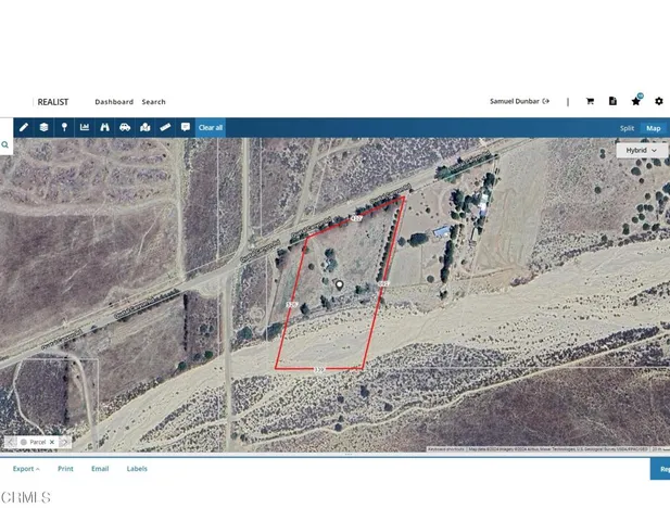 a black and white photo of a building