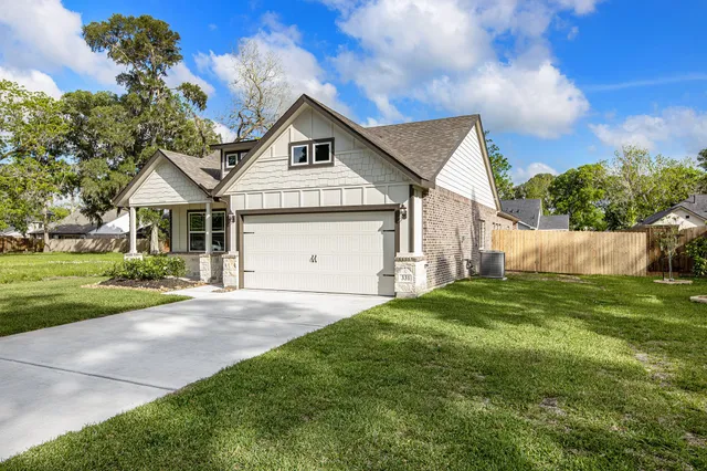 $329,990 | 331 Woodhaven Drive, West Columbia, TX 77486