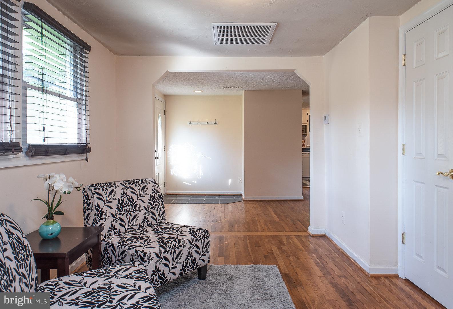 13707 Long Branch Road Woodford, VA 22580 - Photo 15 of 30 Living Room