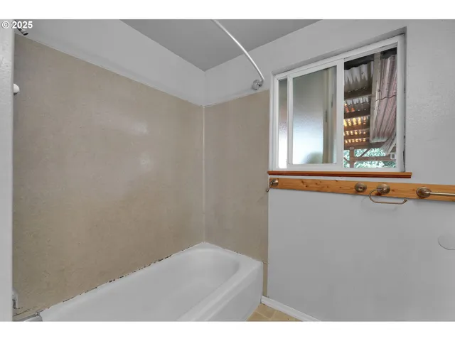 $327,700 | 810 Birch Street, Junction City, OR 97448