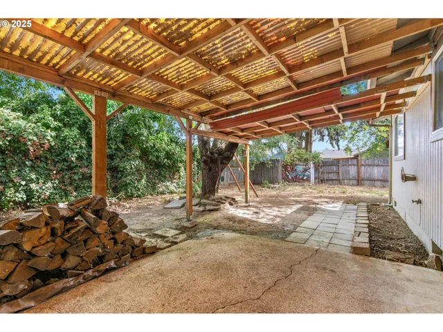 $327,700 | 810 Birch Street, Junction City, OR 97448