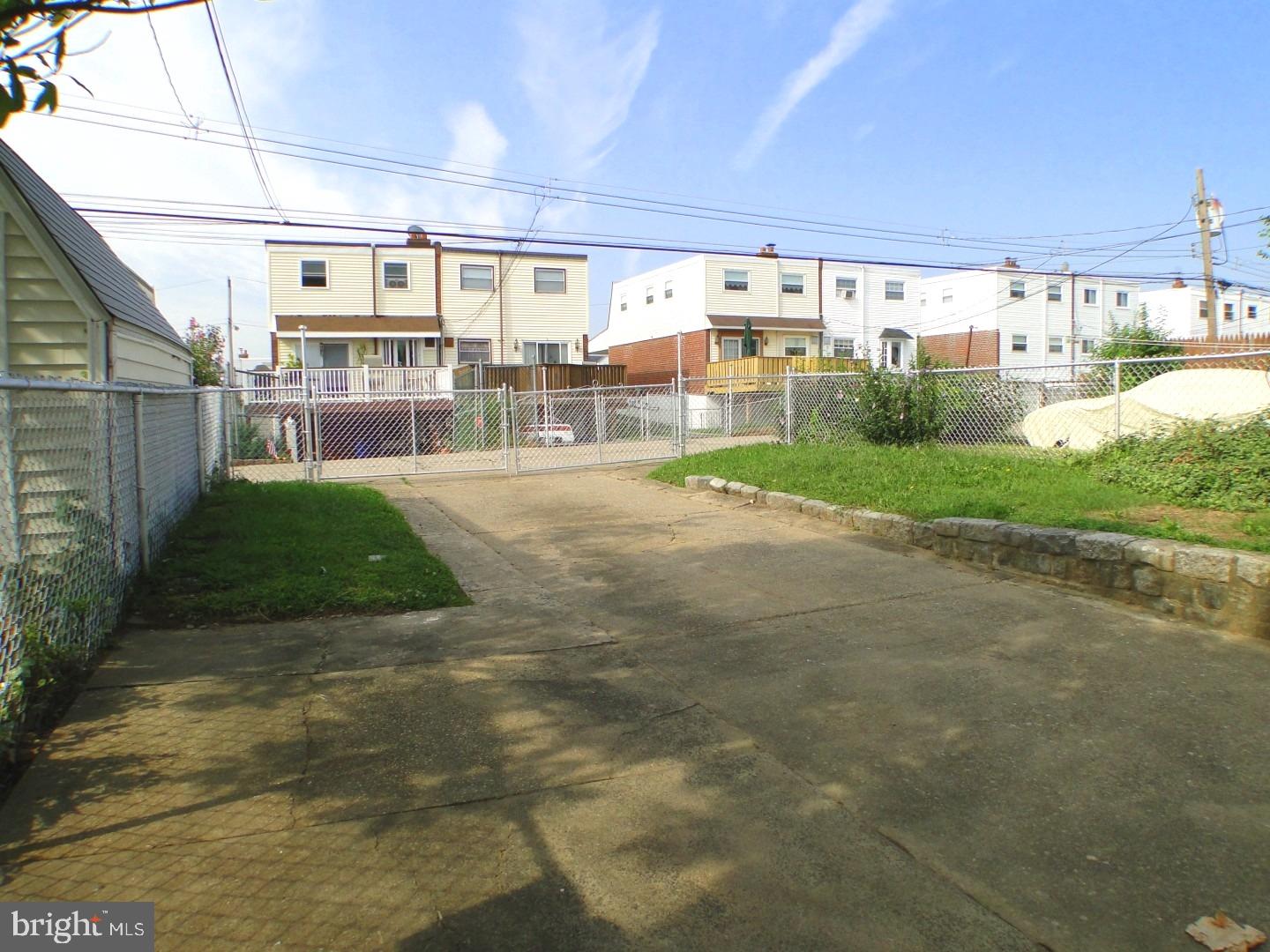 3440 Holyoke Road Philadelphia, PA 19114 - Photo 23 of 24 Driveway