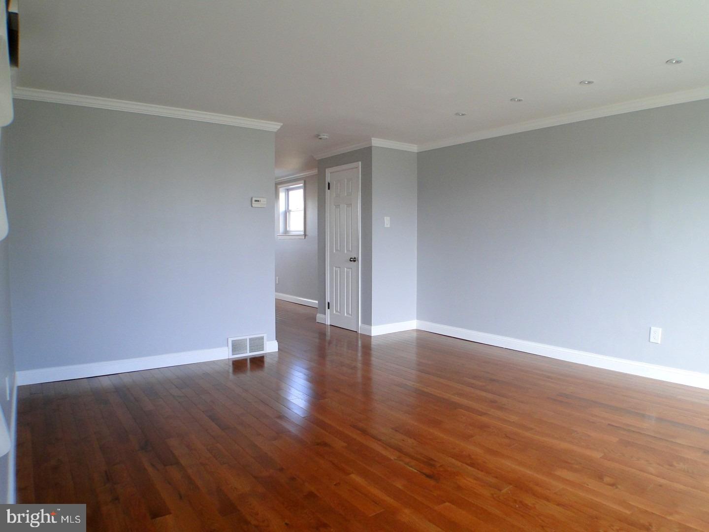 3440 Holyoke Road Philadelphia, PA 19114 - Photo 4 of 24 Living Room