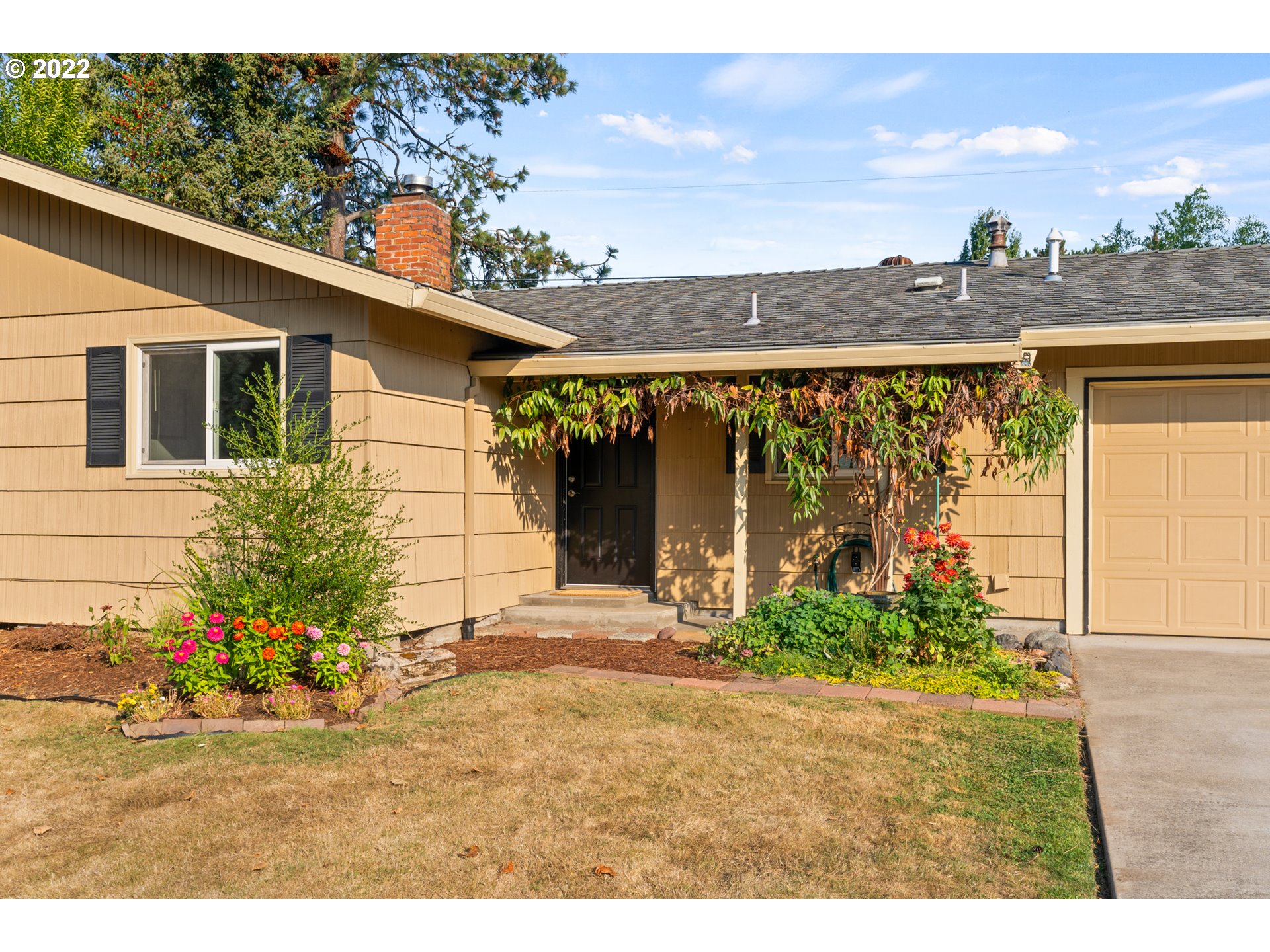 6920 Southwest Briarcliff Circle Beaverton, OR 97008 - Photo 3 of 32 a view of a backyard of the house