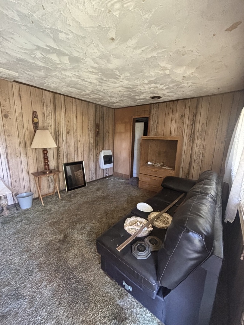 2458 South 12600E Road Pembroke Township, IL 60958 - Photo 6 of 16 a living room with furniture