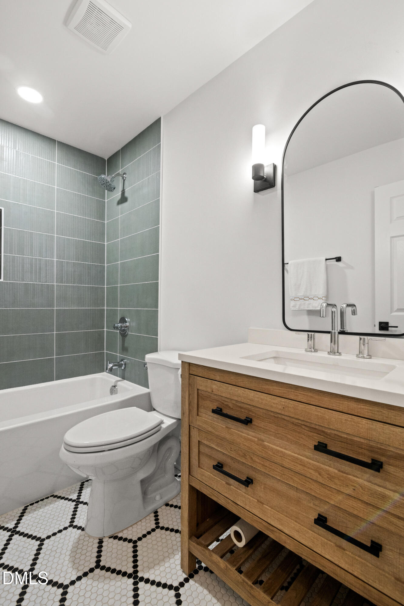 3509 Morningside Drive Raleigh, NC 27607 - Photo 25 of 49 Morningside Dr-HallBathshower