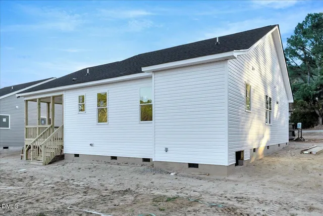 a view of a house with a backyard