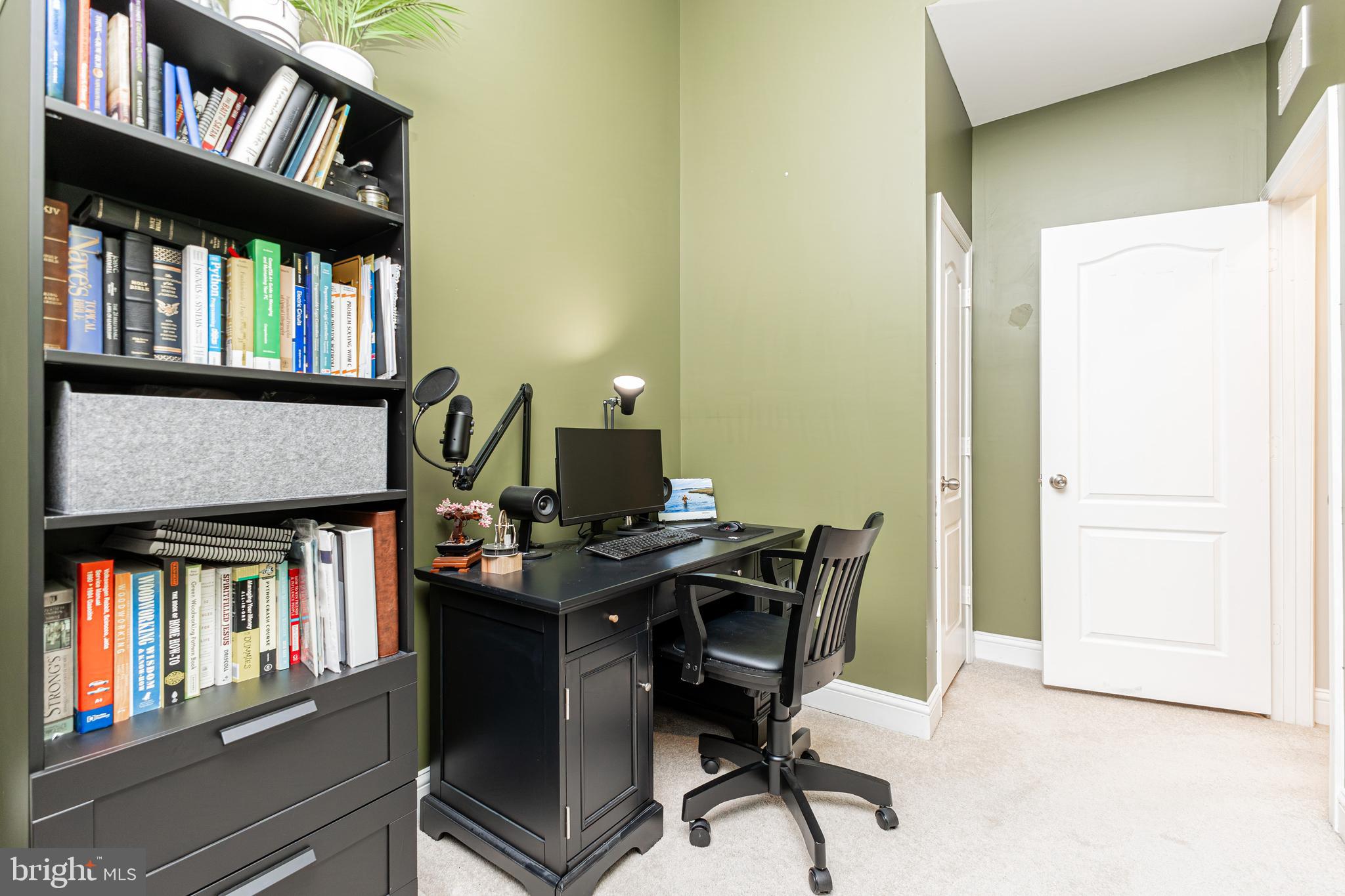 4336 Potomac Highlands Circle, Unit 51 Triangle, VA 22172 - Photo 23 of 40 a view of a workspace with furniture and a book shelf
