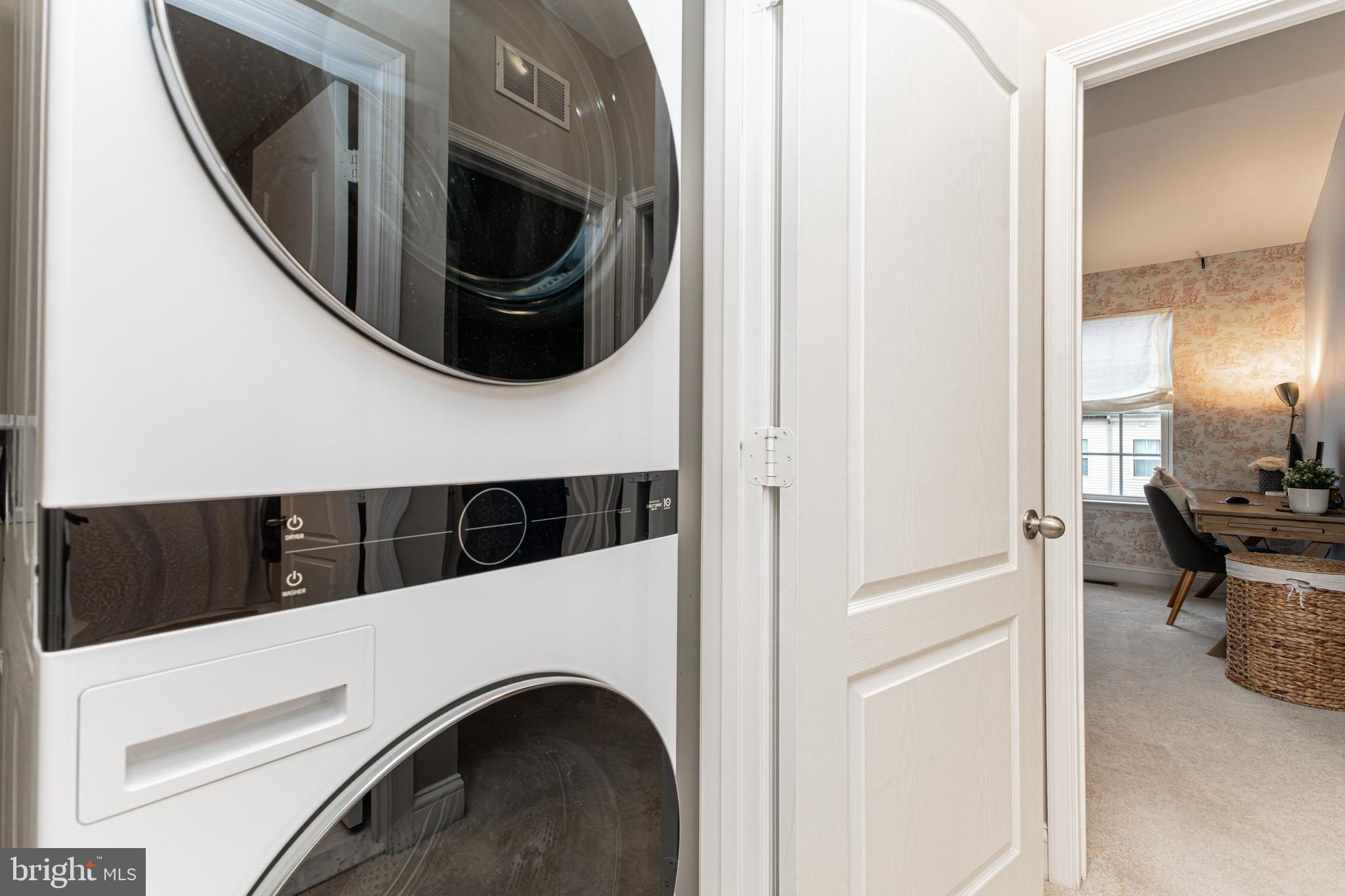 4336 Potomac Highlands Circle, Unit 51 Triangle, VA 22172 - Photo 24 of 40 a view of living room washer and dryer