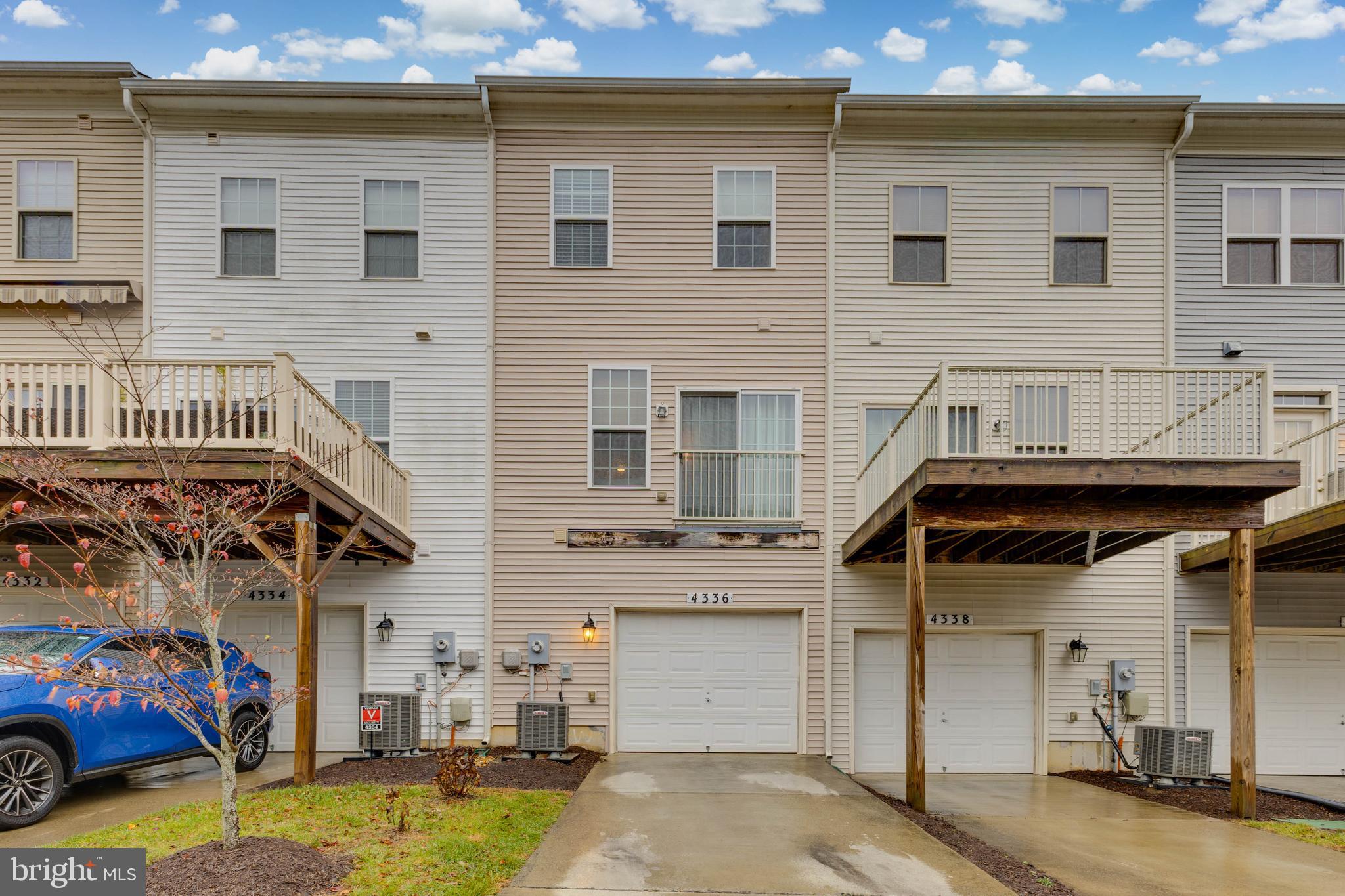 4336 Potomac Highlands Circle, Unit 51 Triangle, VA 22172 - Photo 25 of 40 a view of a house with tub and chairs