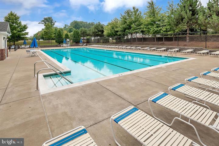 4336 Potomac Highlands Circle, Unit 51 Triangle, VA 22172 - Photo 30 of 40 a view of a swimming pool with a lounge chairs