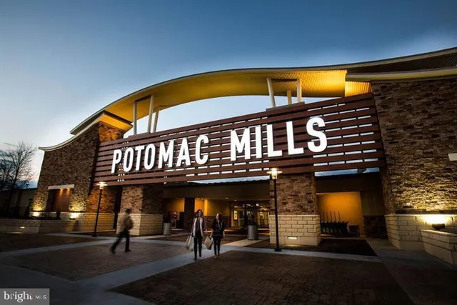 a view of entryway with outdoor seating